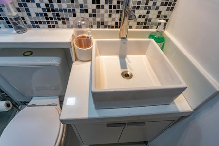Casa de condomínio à venda com 101m², 3 quartos e 2 vagasBanheiro social 