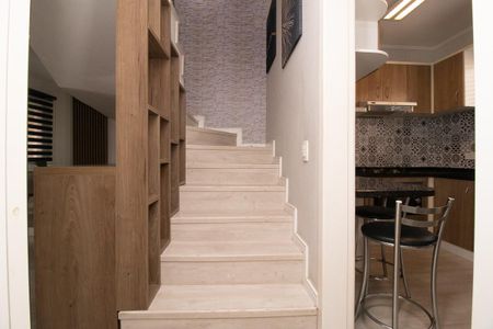 Casa à venda com 82m², 3 quartos e 2 vagas Casa à venda com 82m², 3 quartos e 2 vagasEscada