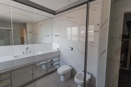 Apartamento para alugar com 250m², 4 quartos e 3 vagas Apartamento para alugar com 250m², 4 quartos e 3 vagasBanheiro da Suíte 1