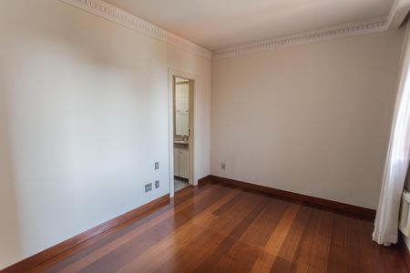 Apartamento para alugar com 250m², 4 quartos e 3 vagas Apartamento para alugar com 250m², 4 quartos e 3 vagasSuíte 2
