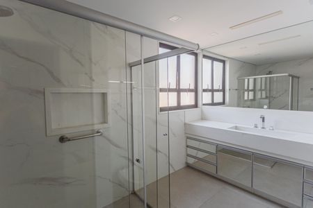Apartamento para alugar com 250m², 4 quartos e 3 vagas Apartamento para alugar com 250m², 4 quartos e 3 vagasBanheiro da Suíte 1