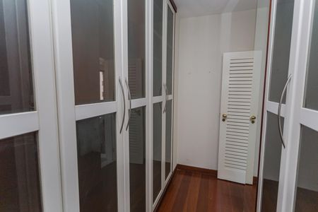 Closet da Suíte 1 de apartamento para alugar com 4 quartos, 250m² em Lourdes, Belo Horizonte
