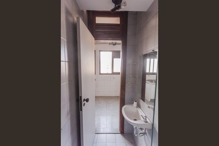 Apartamento para alugar com 250m², 4 quartos e 3 vagas Apartamento para alugar com 250m², 4 quartos e 3 vagasBanheiro de Serviço