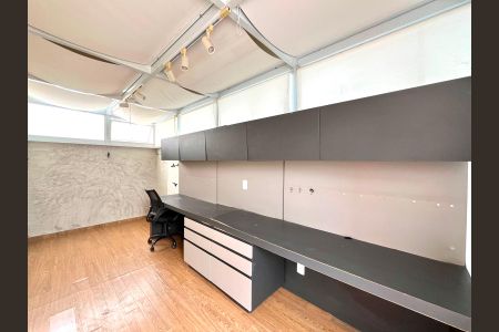 Apartamento à venda com 217m², 2 quartos e 2 vagas Apartamento à venda com 217m², 2 quartos e 2 vagasEscritório