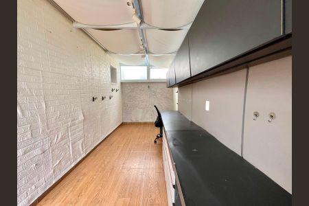 Apartamento à venda com 217m², 2 quartos e 2 vagas Apartamento à venda com 217m², 2 quartos e 2 vagasEscritório
