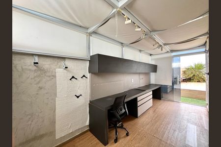 Apartamento à venda com 217m², 2 quartos e 2 vagas Apartamento à venda com 217m², 2 quartos e 2 vagasEscritório