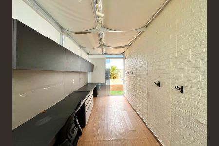 Apartamento à venda com 217m², 2 quartos e 2 vagas Apartamento à venda com 217m², 2 quartos e 2 vagasEscritório