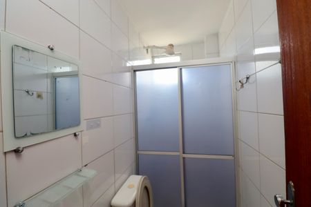 Banheiro de apartamento para alugar com 2 quartos, 40m² em Itapuã, Salvador