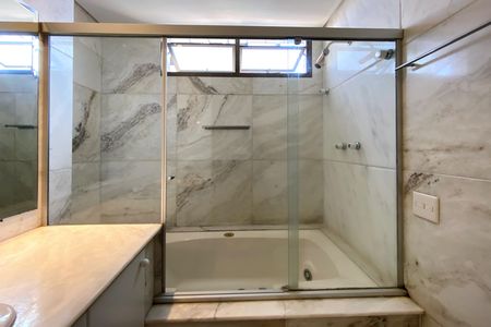 Banheiro da Suíte 1 de apartamento à venda com 3 quartos, 180m² em Serra, Belo Horizonte