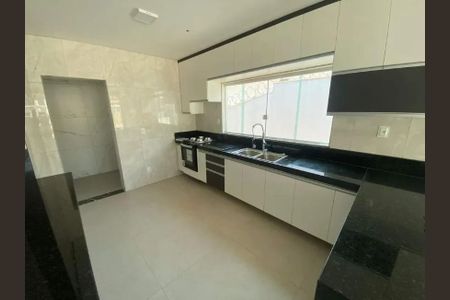 Cozinha de casa para alugar com 3 quartos, 120m² em Braúnas, Belo Horizonte