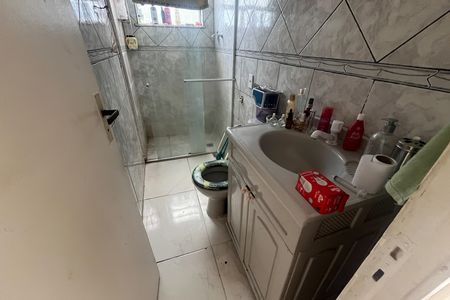 Banheiro de apartamento à venda com 2 quartos, 60m² em Cordovil, Rio de Janeiro