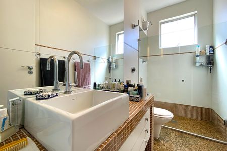 Apartamento à venda com 178m², 4 quartos e 2 vagas Apartamento à venda com 178m², 4 quartos e 2 vagasBanheiro da Suíte
