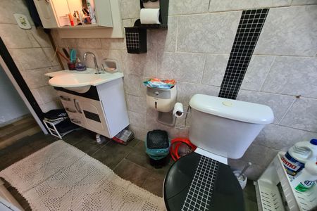 Banheiro de casa à venda com 2 quartos, 120m² em Jardim Caguassu, São Paulo