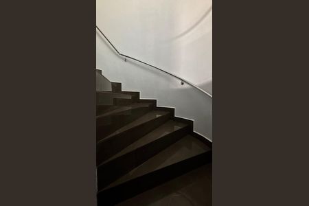 Casa à venda com 207m², 3 quartos e 5 vagas Casa à venda com 207m², 3 quartos e 5 vagasEscada