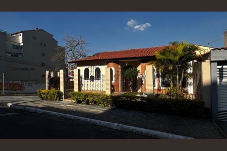 Casa à venda com 207m², 3 quartos e 5 vagas Casa à venda com 207m², 3 quartos e 5 vagasFachada