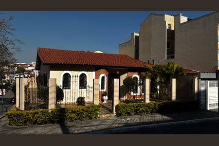 Casa à venda com 207m², 3 quartos e 5 vagas Casa à venda com 207m², 3 quartos e 5 vagasFachada