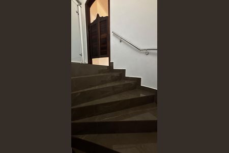 Casa à venda com 207m², 3 quartos e 5 vagas Casa à venda com 207m², 3 quartos e 5 vagasEscada