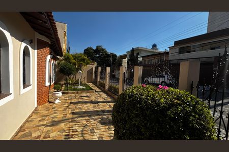 Casa à venda com 207m², 3 quartos e 5 vagas Casa à venda com 207m², 3 quartos e 5 vagasQuintal