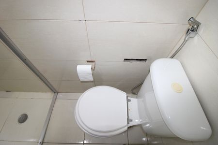 Banheiro da Suíte 1 de casa de condomínio para alugar com 2 quartos, 58m² em Vila Carmosina, São Paulo