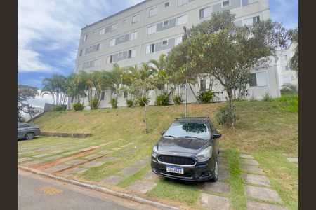 Placa instalada na fachada do imóvel de apartamento para alugar com 2 quartos, 52m² em Vila Alzira, Guarulhos