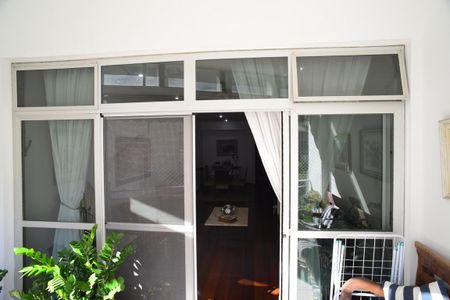 Apartamento à venda com 150m², 3 quartos e 2 vagas Apartamento à venda com 150m², 3 quartos e 2 vagasVaranda
