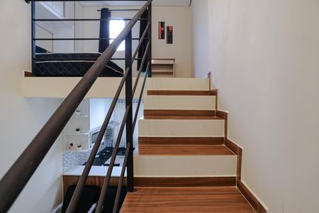 Studio para alugar com 30m², 1 quarto e sem vaga Studio para alugar com 30m², 1 quarto e sem vagaEscada