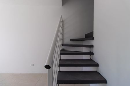 Casa de condomínio para alugar com 70m², 2 quartos e 2 vagasEscada