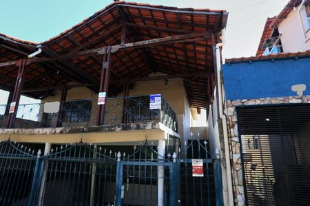 Fachada com Plaquinha de casa para alugar com 3 quartos, 240m² em Penha, Belo Horizonte