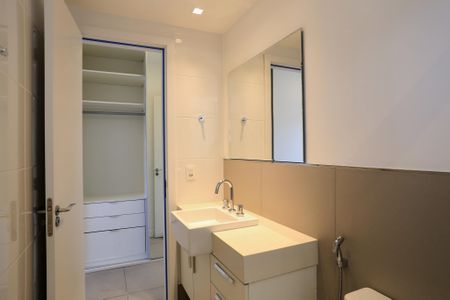 Apartamento para alugar com 69m², 2 quartos e 1 vaga Apartamento para alugar com 69m², 2 quartos e 1 vagaBanheiro da Suíte