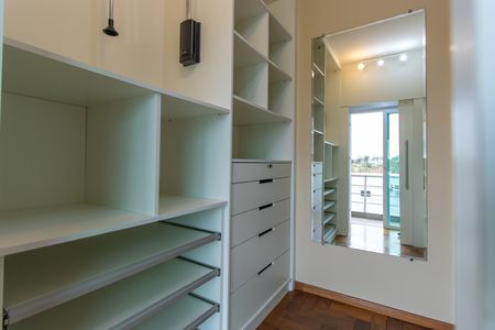 Casa de condomínio para alugar com 600m², 4 quartos e 5 vagasCloset do Quarto 4 - Suíte master