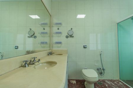 Casa de condomínio para alugar com 600m², 4 quartos e 5 vagasBanheiro do Quarto 4 - Suíte master