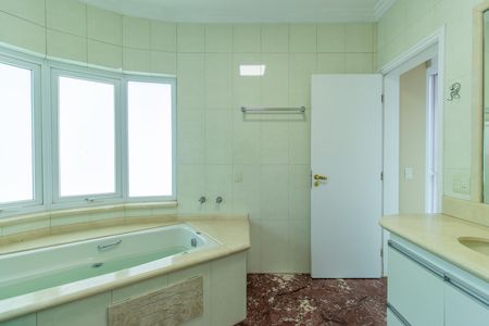 Casa de condomínio para alugar com 600m², 4 quartos e 5 vagasBanheiro do Quarto 4 - Suíte master