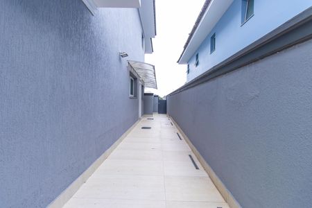 Casa de condomínio para alugar com 600m², 4 quartos e 5 vagasCorredor lateral
