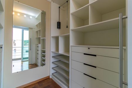 Casa de condomínio para alugar com 600m², 4 quartos e 5 vagasCloset do Quarto 4 - Suíte master