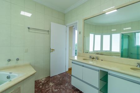 Casa de condomínio para alugar com 600m², 4 quartos e 5 vagasBanheiro do Quarto 4 - Suíte master