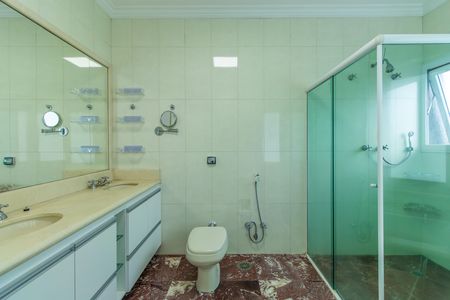 Casa de condomínio para alugar com 600m², 4 quartos e 5 vagasBanheiro do Quarto 4 - Suíte master