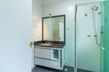 Casa de condomínio para alugar com 600m², 4 quartos e 5 vagasBanheiro do Quarto 3 - Suíte