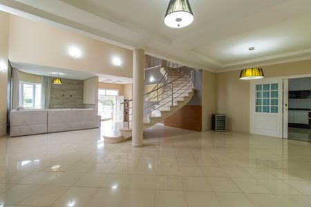 Casa de condomínio para alugar com 600m², 4 quartos e 5 vagasSala