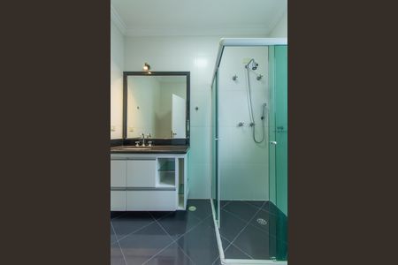 Casa de condomínio para alugar com 600m², 4 quartos e 5 vagasBanheiro do Quarto 3 - Suíte