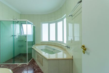 Casa de condomínio para alugar com 600m², 4 quartos e 5 vagasBanheiro do Quarto 4 - Suíte master