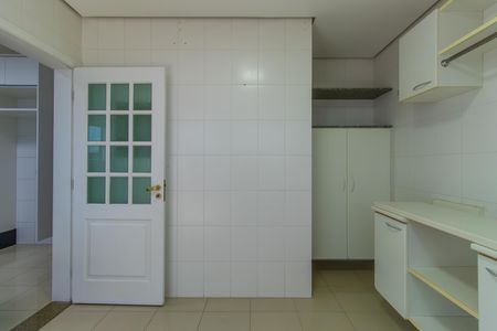 Casa de condomínio para alugar com 600m², 4 quartos e 5 vagasÁrea de Serviço