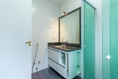 Casa de condomínio para alugar com 600m², 4 quartos e 5 vagasBanheiro do Quarto 3 - Suíte