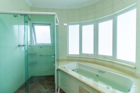 Casa de condomínio para alugar com 600m², 4 quartos e 5 vagasBanheiro do Quarto 4 - Suíte master