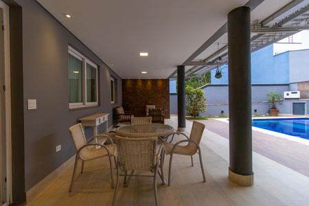 Casa de condomínio para alugar com 600m², 4 quartos e 5 vagasAmbiente dos fundos