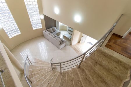 Casa de condomínio para alugar com 600m², 4 quartos e 5 vagasEscadas entre andares