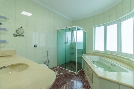 Casa de condomínio para alugar com 600m², 4 quartos e 5 vagasBanheiro do Quarto 4 - Suíte master