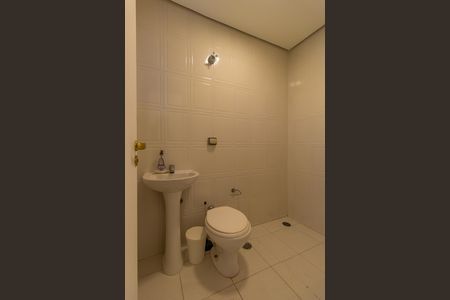 Casa de condomínio para alugar com 600m², 4 quartos e 5 vagasBanheiro de serviço