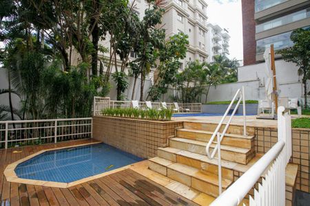 Apartamento para alugar com 165m², 3 quartos e 3 vagas Apartamento para alugar com 165m², 3 quartos e 3 vagasÁrea Comum - Piscina