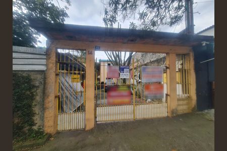 Fachada com placa QuintoAndar  de casa à venda com 6 quartos, 600m² em Jardim Adriana, Guarulhos
