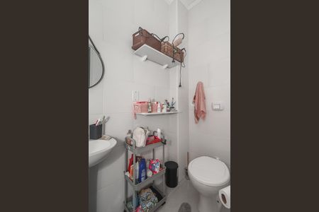Banheiro de apartamento à venda com 1 quarto, 46m² em São Sebastião, Porto Alegre